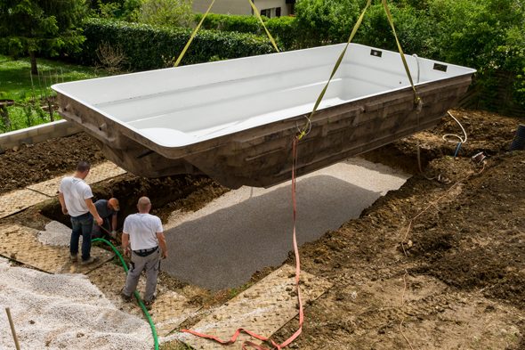 installing fiberglass pool